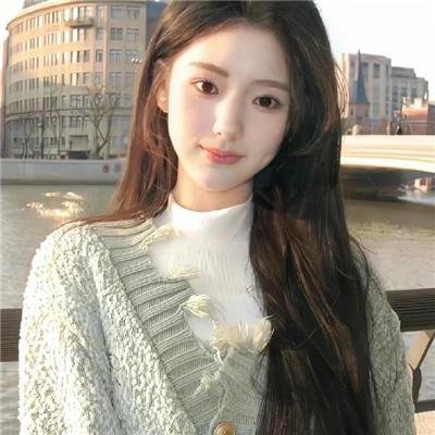 独自坐在座位上的职业装女性角色